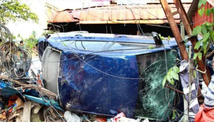 രാമങ്കരിയിൽ നിയന്ത്രണം വിട്ട് ഫുട്പാപാത്തിലേക്ക് പാഞ്ഞ് കയറി കടകൾ ഇടിച്ചുതകർത്തു; അപകടത്തിൽ 2 പേർക്ക് പരിക്ക്