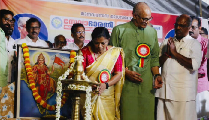 വീടിന്റെ താക്കോല്‍ദാന പരിപാടിയില്‍ പങ്കെടുത്തു; ഭാരതാംബയ്ക്ക് മുന്നില്‍ വിളക്ക് കൊളുത്തി; പഞ്ചായത്ത് പ്രസിഡന്റിനെ തരംതാഴ്ത്തി സിപിഎം