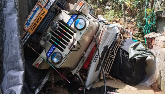പിന്നോട്ടെടുക്കുന്നതിനിടെ നിയന്ത്രണം വിട്ട് അനൗണ്‍സ്‌മെന്റ് വാഹനം താഴ്ചയിലേക്ക് മറിഞ്ഞു; അഞ്ച് പേര്‍ക്ക് പരിക്ക്; സംഭവം കോഴിക്കോട്