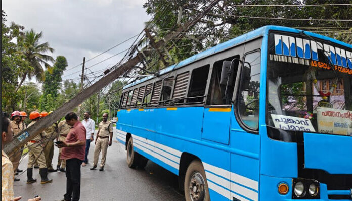ഓടിക്കൊണ്ടിരുന്ന ബസിന് മുകളിലേക്ക് വൈദ്യുതി തൂണ്‍ വീണു; വൈദ്യുതി വിഛേദിക്കപ്പെടാത്തതിനാല്‍ ഭയന്നു വിറച്ച് യാത്രക്കാര്‍ ബസില്‍ തന്നെ ഇരുന്നു; രക്ഷയ്ക്കെത്തി അഗ്‌നിരക്ഷാസേനയും കെഎസ്ഇബിയും