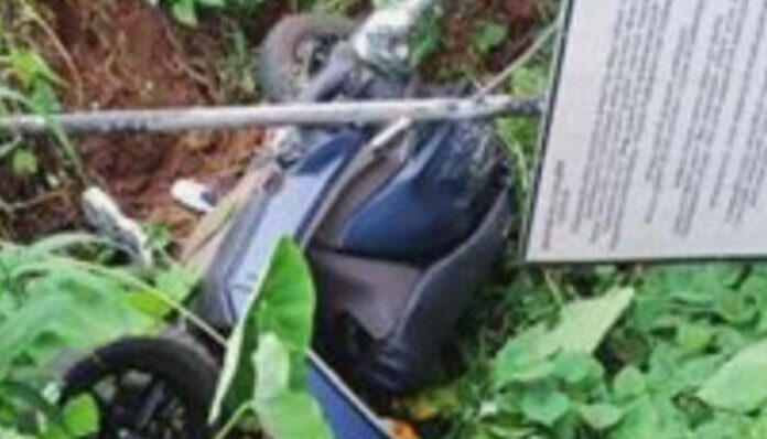 റോഡരികിൽ സ്‌കൂട്ടർ നിർത്തി ഫോണില്‍ സംസാരിച്ചു നിന്നു; പിന്നാലെ കുതിച്ചെത്തിയ ഇന്നോവ ഇടിച്ചുതെറിപ്പിച്ചു; യുവതിക്ക് പരിക്ക്; സംഭവം കോഴിക്കോട്