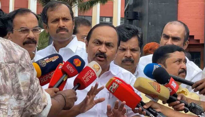 'ഇതുപോലുള്ള ഏതു കേസുണ്ടായാലും തന്റെ നെഞ്ചത്തോട്ട് കേറുന്നതെന്തിനാണ്? ഞാനെന്തു ചെയ്തിട്ടാണ്;  ഇത് എങ്ങനെയാണ് ആദ്യം പുറത്തു വന്നതെന്ന് സിപിഎം അന്വേഷിക്കട്ടെ;  'വാര്‍ത്ത' എങ്ങനെ പുറത്തായെന്ന് ഉണ്ണികൃഷ്ണന്റെ വരികളിലുണ്ട്';  കെ.ജെ.ഷൈന്‍ വിഷയത്തില്‍ പ്രതികരിച്ച് വി.ഡി.സതീശന്‍