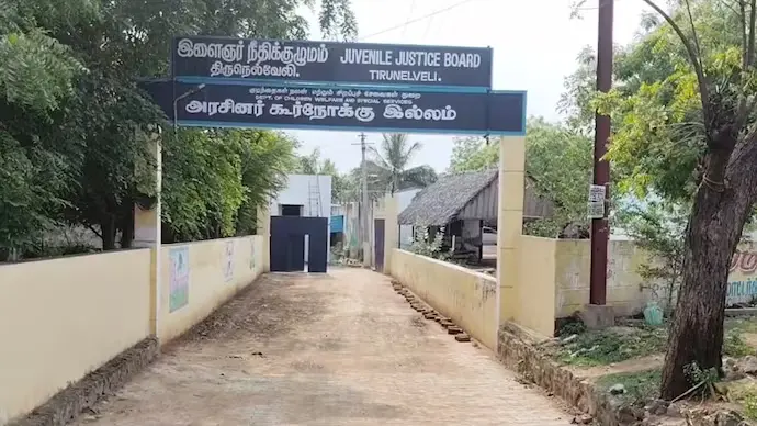 സ്‌കൂളില്‍ വിദ്യാര്‍ത്ഥികള്‍ തമ്മില്‍ അടിപിടി; വടിവാളുമായി ക്ലാസിലെത്തി സഹപാഠിയെ വെട്ടി ഒന്‍പതാം ക്ലാസുകാരന്‍