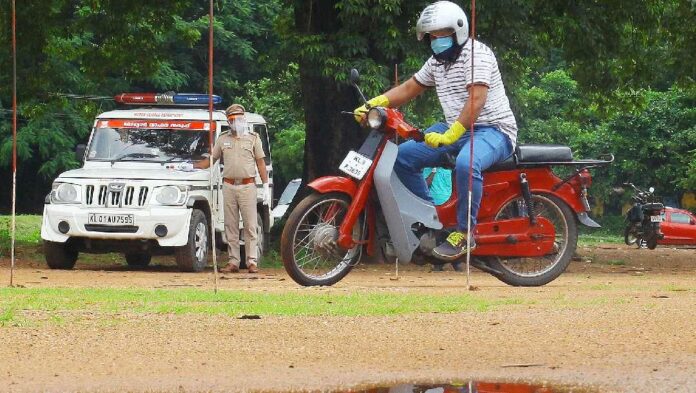 ഡ്രൈവിങ് ലൈസന്‍സ് ലേണേഴ്‌സ് ടെസ്റ്റില്‍ മാറ്റം; ഇനി 18 ഉത്തരങ്ങള്‍ ശരിയാകണം, ഉദ്യോഗസ്ഥനും പരീക്ഷ