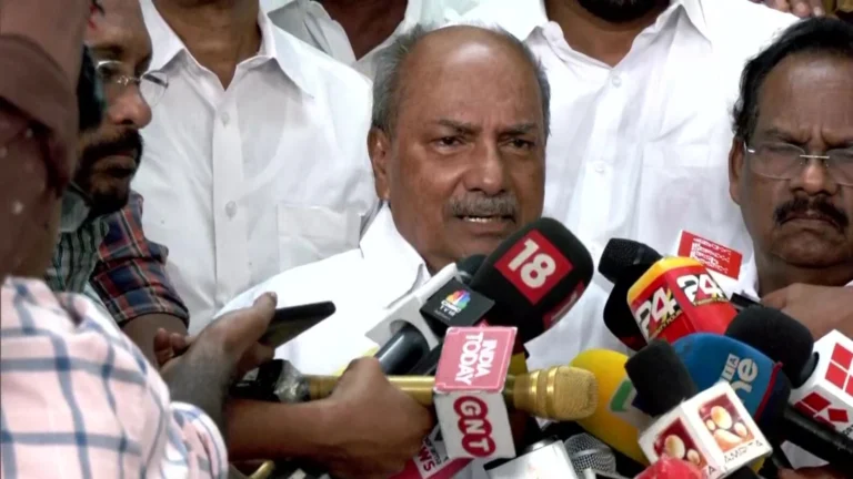 ആദിവാസികളെ ചുട്ടുകൊന്നു എന്ന പഴി കേട്ടത് താന്‍മാത്രം; ശിവഗിരി, മാറാട്, മുത്തങ്ങ അന്വേഷണ റിപ്പോര്‍ട്ടുകള്‍ പുറത്തുവിടണം; വര്‍ഷങ്ങള്‍ക്കുശേഷം വാര്‍ത്താസമ്മേളനം വിളിച്ച് എ.കെ. ആന്റണി