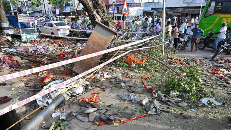 കരൂര്‍ ദുരന്തം; ടിവികെ സംസ്ഥാന നേതാക്കള്‍ക്കെതിരെയും കേസ്, ഉദയനിധി സ്റ്റാലിൻ ആശുപത്രിയിൽ, പൊലീസിനെതിരെ എഐഎഡിഎംകെ