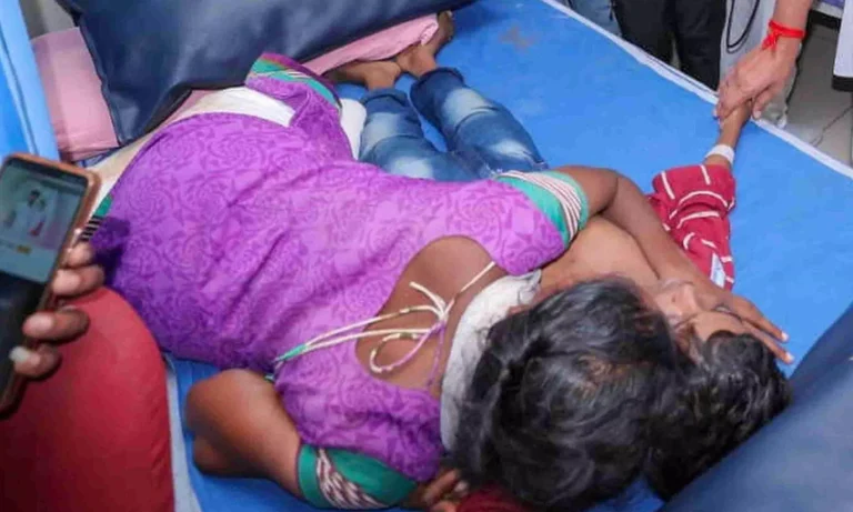 വിജയ് യുടെ റാലിയിലേക്ക് ഒഴുകിയെത്തിയവരില്‍ ഏറിയപങ്ക് കോളേജ് വിദ്യാര്‍ത്ഥികള്‍; കൈക്കുഞ്ഞുങ്ങളുമായി അമ്മമാരും, ദുരന്തഭൂമിയായി കരൂര്‍