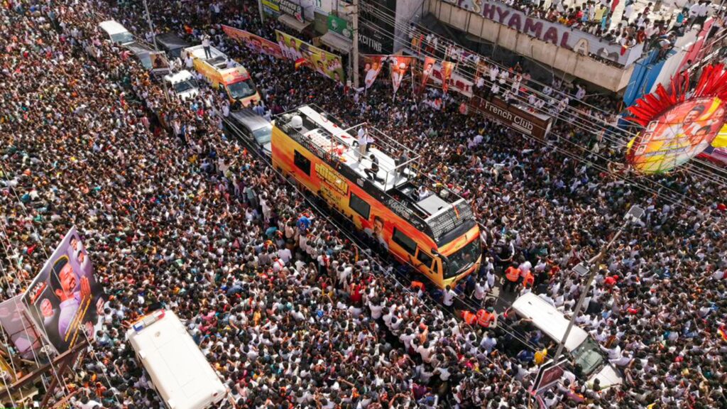 വിജയ് എത്താൻ ആറു മണിക്കൂർ വൈകി, ഒഴുകിയെത്തി ജനം; ആംബുലൻസിനു മുന്നിലും തടസ്സം