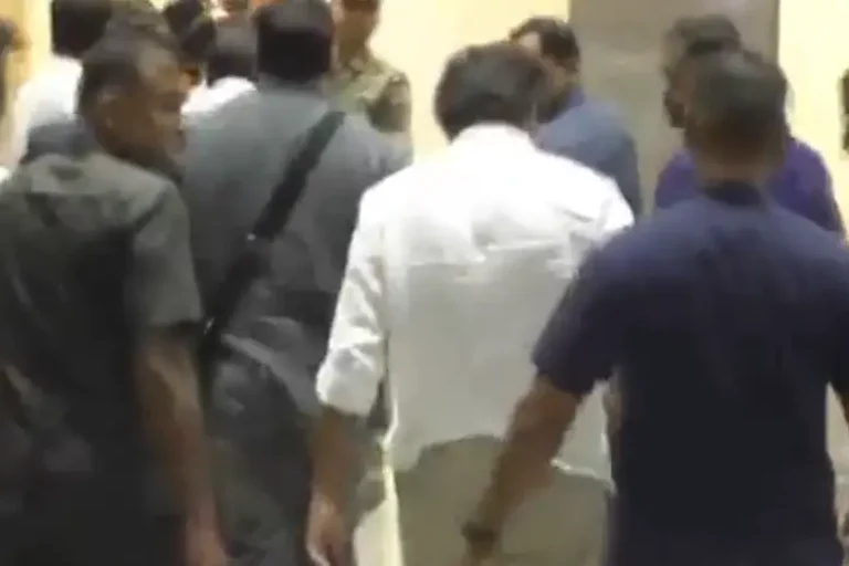 കരൂർ റാലി ദുരന്തം: വിജയ്‌ക്കെതിരെ കേസെടുക്കും; മാധ്യമങ്ങളോട് പ്രതികരിയ്ക്കാതെ താരം ചാര്‍ട്ടേഡ് ഫ്‌ളൈറ്റില്‍ ചെന്നൈയ്ക്ക്‌