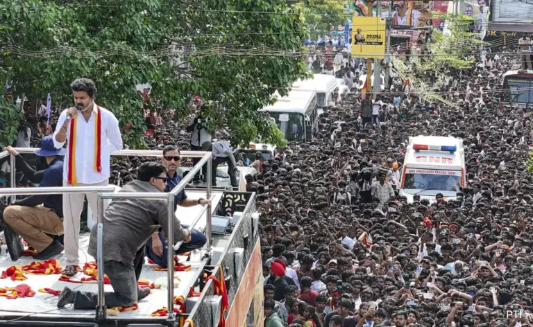 പണം ആവശ്യത്തിലധികം കണ്ടുകഴിഞ്ഞു,പണം സമ്പാദിയ്ക്കാന്‍ രാഷ്ട്രീയത്തില്‍ വരേണ്ട ആവശ്യമില്ല,ഞാന്‍ വരുന്നത് ഇക്കര്യത്തിന്; ജനത്തെ ഇളക്കിമറിച്ച് നടന്‍ വിജയ്‌