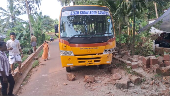 സ്കൂൾ ബസ്സിൻ്റെ ബ്രേക്ക് തകരാറിലായി; മതിലിൽ ഇടിച്ച ബസ്സിനിടയിൽ വിദ്യാർത്ഥി കുടുങ്ങി, കൈയ്ക്കും കാലിനും പരിക്ക്