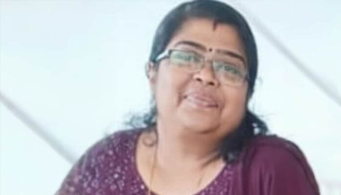 മകനെ ട്യൂഷന് കൊണ്ടുവിടാന്‍ പോകുന്നതിനിടെ അപകടം; അപകടത്തില്‍ സര്‍ക്കാര്‍ ഉദ്യോഗസ്ഥയ്ക്ക് ദാരുണാന്ത്യം; കൂടെ ഉണ്ടായിരുന്ന മകന് നിസാര പരിക്കുകളോട് ആശുപത്രിയില്‍ ചികിത്സയില്‍