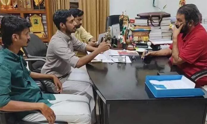 'ഇത് ഞങ്ങളുടെ സമരവിജയം' ; പി.എംശ്രീ ഒപ്പിട്ടതില്‍ വിദ്യാഭ്യാസ മന്ത്രിയെ ഓഫീസിലെത്തി അഭിനന്ദിച്ച് എ.ബി.വി.പി