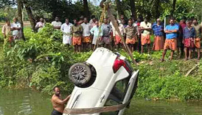 കാറിന്റെ നിയന്ത്രണം മുഴുവൻ നഷ്ടപ്പെട്ട് നേരെ വീണത് കുളത്തിലേക്ക് ; ഡ്രൈ​വ​ര്‍ അ​ത്ഭു​ത​ക​ര​മാ​യി രക്ഷപ്പെട്ടു; സംഭവം ചെ​മ്പു​ചി​റ​യി​ല്‍