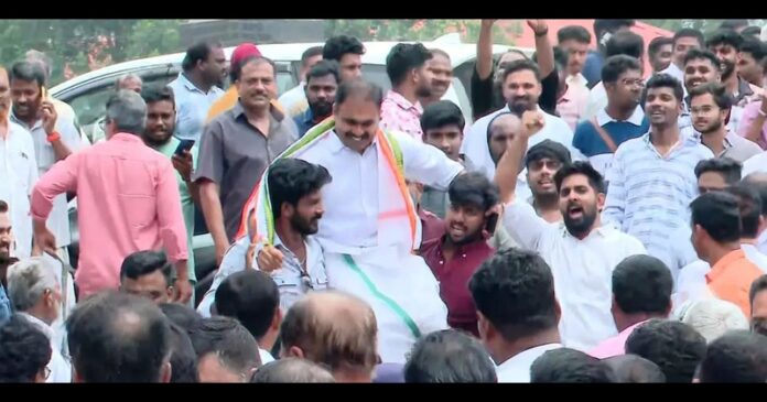 യൂത്ത് കോൺഗ്രസ്‌ വിവാദം; അബിന്‍ വര്‍ക്കിയെ തോളിലേറ്റി പ്രവര്‍ത്തകര്‍; പിന്നാലെ താഴെ ഇറക്കാൻ ഇടപെട്ട് ഡിസിസി പ്രസിഡന്റ്‌