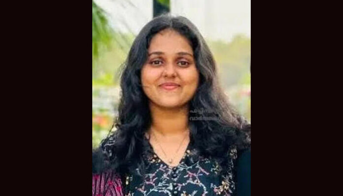 സ്കൂട്ടിയും ബുള്ളറ്റും കൂട്ടിയിടിച്ച് ചികിത്സയിലായിരുന്ന വിദ്യാര്ത്ഥിനി മരിച്ചു; മരണമടഞ്ഞത് കണ്ണൂരിലെ മണ്ടൂര് സ്വദേശിനി മാളവിക സ്കൂട്ടിയും ബുള്ളറ്റും കൂട്ടിയിടിച്ച് ചികിത്സയിലായിരുന്ന വിദ്യാര്ത്ഥിനി മരിച്ചു; മരണമടഞ്ഞത് കണ്ണൂരിലെ മണ്ടൂര് സ്വദേശിനി മാളവിക