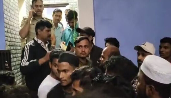 തണുപ്പില് നിന്ന് രക്ഷനേടാനായി മുറിയില് കല്ക്കരി കത്തിച്ചു; കര്ണാടകയിലെ ബെലഗാവിയില് മൂന്നു യുവാക്കള് ശ്വാസം മുട്ടി മരിച്ചു തണുപ്പില് നിന്ന് രക്ഷനേടാനായി മുറിയില് കല്ക്കരി കത്തിച്ചു; കര്ണാടകയിലെ ബെലഗാവിയില് മൂന്നു യുവാക്കള് ശ്വാസം മുട്ടി മരിച്ചു