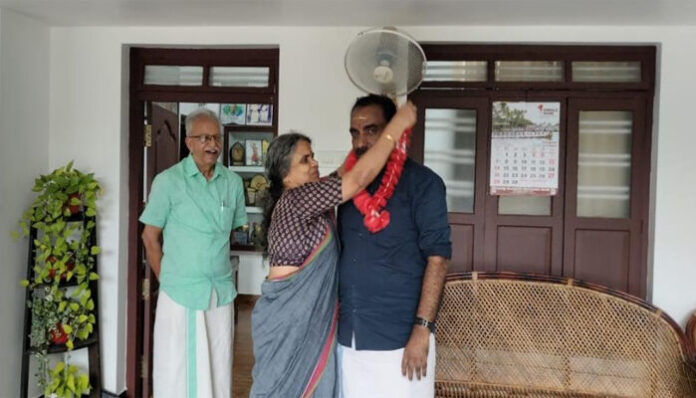 മുന്‍ കേന്ദ്രമന്ത്രി വി. മുരളീധരന്റെ ഭാര്യയുടെ അടുത്ത ബന്ധു ബി.ജെ.പി വിട്ട് സി.പി.എമ്മില്‍; രക്തഹാരം അണിയിച്ച് സ്വീകരിച്ച് മുന്‍ പത്തനംതിട്ട ജില്ലാ സെക്രട്ടറിയേറ്റംഗം നിര്‍മലാദേവി; പന്തളത്തെ കൊട്ടേത്ത് ഹരികുമാറിനെ സി.പി.എമ്മിലേക്ക് സ്വാഗതം ചെയ്തത് ഹൈസ്‌കൂള്‍ കാലത്തെ കെമിസ്ട്രി അധ്യാപിക