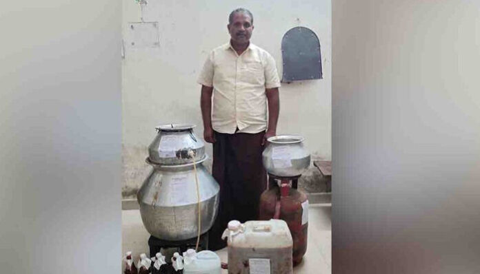 പകല്‍ സ്വതന്ത്ര സ്ഥാനാര്‍ത്ഥിയുടെ സജീവ പ്രചാരകന്‍; രാത്രിയില്‍ വ്യാജവാറ്റ്; ചാരായവും കോടയുമായി ഒരാള്‍ പിടിയില്‍