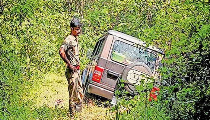 ഗൂഗിള് മാപ്പ് നോക്കി ആശുപത്രിയിലേക്കുപോയവര് എത്തിയത് കാട്ടില്; ജീപ്പ് താഴ്ചയിലേക്ക് ചരിഞ്ഞ് കുടുങ്ങിയ സംഘത്തിന് രക്ഷകരായത് അഗ്നിരക്ഷാ സേന ഗൂഗിള് മാപ്പ് നോക്കി ആശുപത്രിയിലേക്കുപോയവര് എത്തിയത് കാട്ടില്; ജീപ്പ് താഴ്ചയിലേക്ക് ചരിഞ്ഞ് കുടുങ്ങിയ സംഘത്തിന് രക്ഷകരായത് അഗ്നിരക്ഷാ സേന