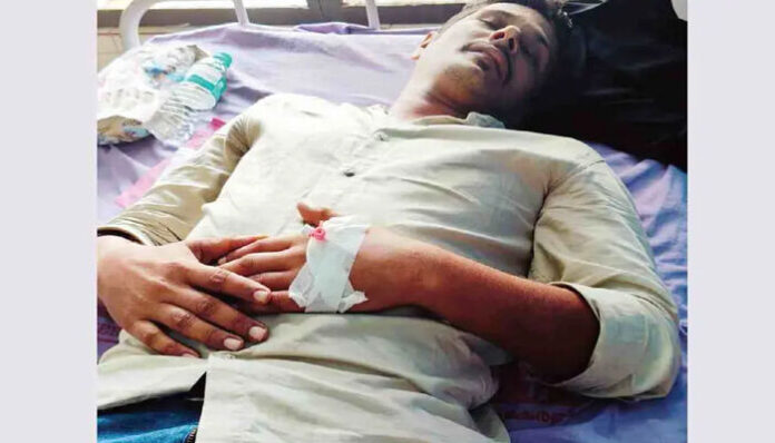 തേനീച്ച ആക്രമണം; യുവതിയെ രക്ഷിക്കുന്നതിനിടെ സ്ഥാനാര്ത്ഥിക്ക് കുത്തേറ്റു തേനീച്ച ആക്രമണം; യുവതിയെ രക്ഷിക്കുന്നതിനിടെ സ്ഥാനാര്ത്ഥിക്ക് കുത്തേറ്റു