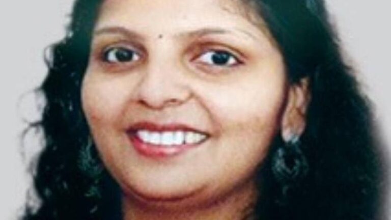 പോലീസിനെ വെട്ടിച്ച് രക്ഷപ്പെടാൻ ശ്രമിച്ച ടിപ്പർലോറി ഇടിച്ച് സ്കൂട്ടർ യാത്രക്കാരിയായ അധ്യാപിക മരിച്ചു