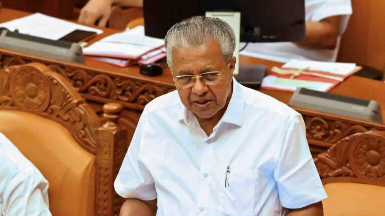 'അതിദാരിദ്ര്യമുക്ത കേരളം പിറന്നു';മുഖ്യമന്ത്രി പ്രഖ്യാപിച്ചു; തട്ടിപ്പെന്നാരോപിച്ച് സഭ ബഹിഷ്‌കരിച്ച് പ്രതിപക്ഷം