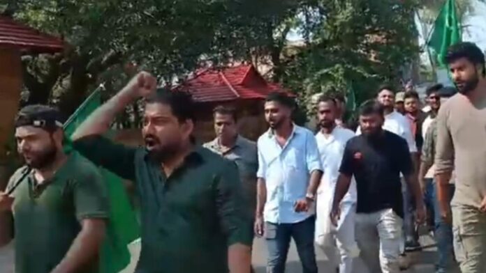 ‘മാഫിയ സംഘം ഗോ ബാക്ക്’; സീറ്റ് വിഭജനത്തിൽ തർക്കം, ലീഗ് നേതൃത്വത്തിനെതിരെ യൂത്ത് ലീഗ് പ്രവര്ത്തകരുടെ പ്രതിഷേധം ‘മാഫിയ സംഘം ഗോ ബാക്ക്’; സീറ്റ് വിഭജനത്തിൽ തർക്കം, ലീഗ് നേതൃത്വത്തിനെതിരെ യൂത്ത് ലീഗ് പ്രവര്ത്തകരുടെ പ്രതിഷേധം