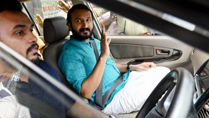 തെളിവുകളടങ്ങിയ പെൻഡ്രൈവ് കോടതിക്ക് നൽകി രാഹുൽ; ഒളിവിലിരിക്കെ തലസ്ഥാനത്തെത്തി വക്കാലത്ത് ഒപ്പിട്ടു തെളിവുകളടങ്ങിയ പെൻഡ്രൈവ് കോടതിക്ക് നൽകി രാഹുൽ; ഒളിവിലിരിക്കെ തലസ്ഥാനത്തെത്തി വക്കാലത്ത് ഒപ്പിട്ടു
