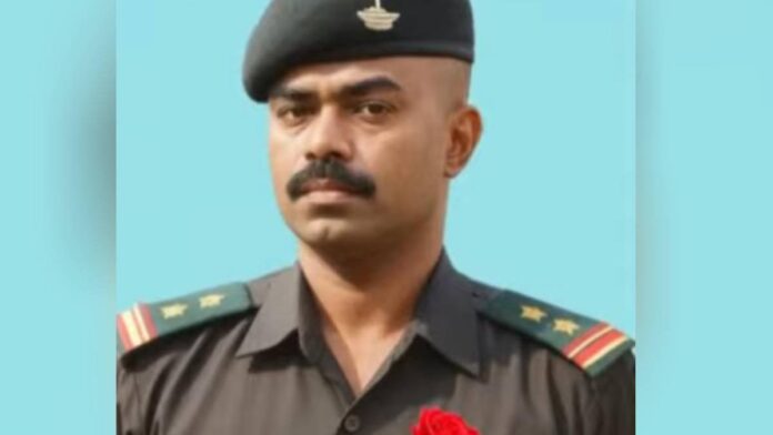 രജോരിയില് പട്രോളിങ്ങിനിടെ വാഹനം കൊക്കയിലേക്ക് മറിഞ്ഞ് മലയാളി സൈനികന് മരിച്ചു രജോരിയില് പട്രോളിങ്ങിനിടെ വാഹനം കൊക്കയിലേക്ക് മറിഞ്ഞ് മലയാളി സൈനികന് മരിച്ചു