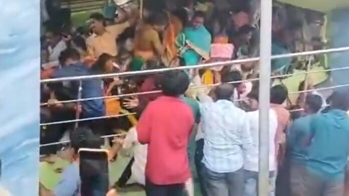 ആന്ധ്രയിലെ വെങ്കിടേശ്വര സ്വാമി ക്ഷേത്രത്തിലുണ്ടായ തിക്കിലും തിരക്കിലും ഒമ്പത് പേര് മരിച്ചു ആന്ധ്രയിലെ വെങ്കിടേശ്വര സ്വാമി ക്ഷേത്രത്തിലുണ്ടായ തിക്കിലും തിരക്കിലും ഒമ്പത് പേര് മരിച്ചു