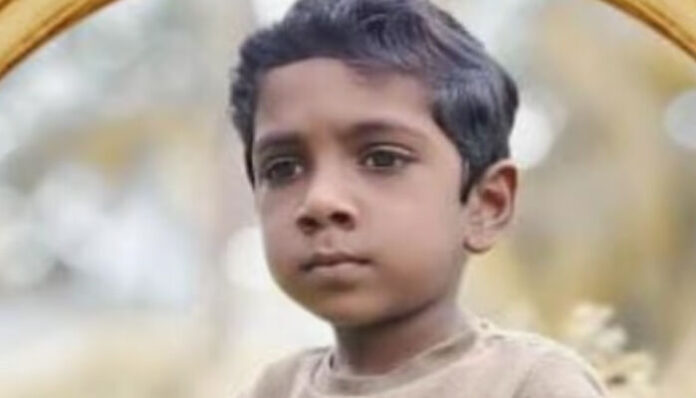 ട്രാക്കിലൂടെ തള്ളിമാറ്റുന്ന ഗേറ്റിൽ നിന്ന് കളി; പെട്ടെന്ന് തെന്നിമാറിയതോടെ അപകടം; ചേർത്തലയിൽ ഇരുമ്പ് ഗേറ്റ് ദേഹത്ത് മറിഞ്ഞുവീണ് അഞ്ചുവയസുകാരന് ദാരുണാന്ത്യം; വേദനയോടെ ഉറ്റവർ