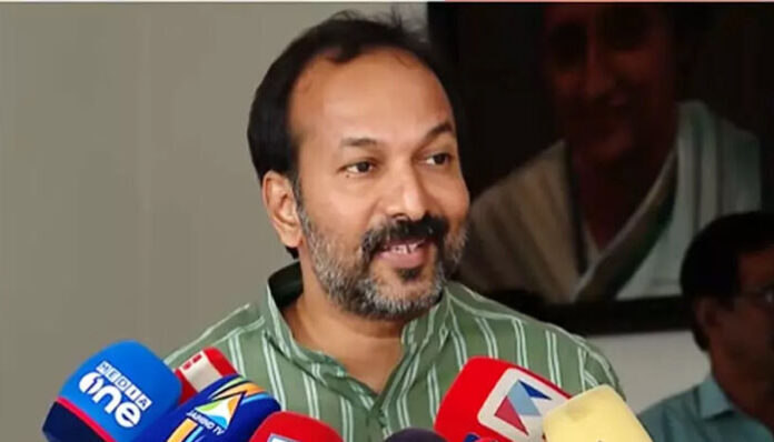 പാട്ടിനെ പേടിക്കുന്ന പാര്ട്ടിയായി മാറിയോ സിപിഎം? ഇന്നലെ വരെ ആവിഷ്കാര സ്വാതന്ത്ര്യത്തിന് വേണ്ടി മുറവിളി കൂട്ടിയവര്; പാട്ടിനെതിരെ പരാതിയുമായി പോകുന്നത് പാരഡിയേക്കാള് വലിയ കോമഡി; സിപിഎമ്മിന്റെ സ്ഥിതി ദയനീയമെന്ന് പിസി വിഷ്ണുനാഥ് പാട്ടിനെ പേടിക്കുന്ന പാര്ട്ടിയായി മാറിയോ സിപിഎം? ഇന്നലെ വരെ ആവിഷ്കാര സ്വാതന്ത്ര്യത്തിന് വേണ്ടി മുറവിളി കൂട്ടിയവര്; പാട്ടിനെതിരെ പരാതിയുമായി പോകുന്നത് പാരഡിയേക്കാള് വലിയ കോമഡി; സിപിഎമ്മിന്റെ സ്ഥിതി ദയനീയമെന്ന് പിസി വിഷ്ണുനാഥ്
