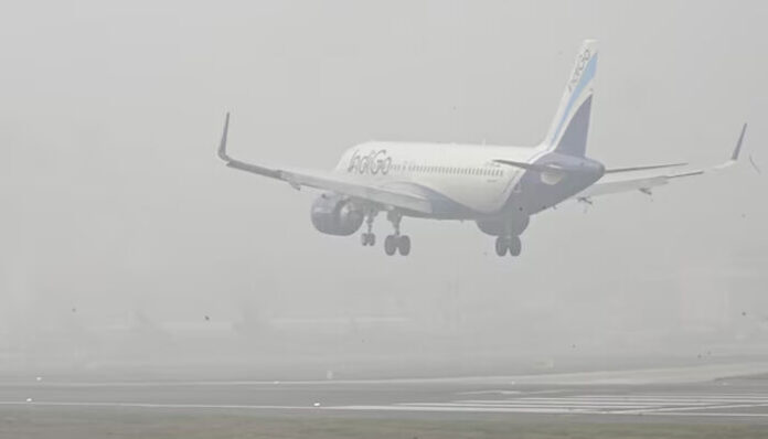പുക മഞ്ഞ് കൊണ്ട് ഒന്നും കാണാൻ പറ്റാത്ത അവസ്ഥ; വിമാനം പറത്താൻ പൈലറ്റുമാർക്ക് ആശങ്ക; ഇതോടെ റദ്ദാക്കിയത് നൂറിലേറെ സർവീസുകളും; കൊടുംതണുപ്പിൽ വലഞ്ഞ് ഡൽഹി