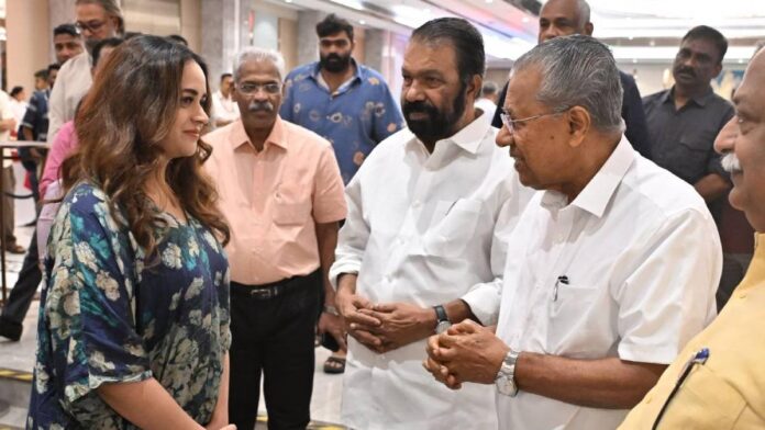 മുഖ്യമന്ത്രിയുടെ ക്രിസ്മസ് വിരുന്നില്‍ അതിഥിയായി നടി ഭാവന; ചിത്രം പങ്കുവെച്ച് മന്ത്രി