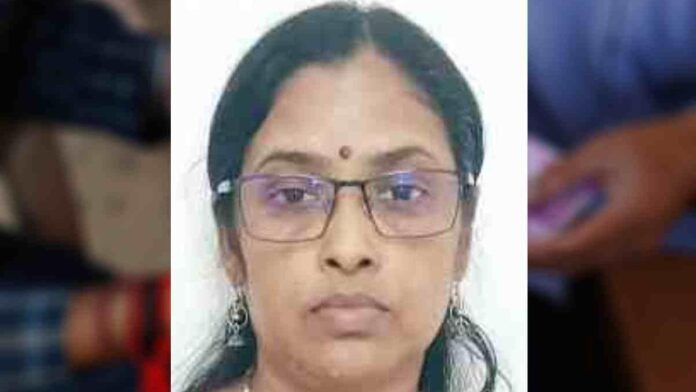 റെയിൽവെ സ്റ്റേഷനിൽ വച്ച് കൈക്കൂലി വാങ്ങുന്നതിനിടെ ഇലക്ട്രിക്കൽ ഇൻസ്പെക്ടറേറ്റ് ജീവനക്കാരി പിടിയിൽ റെയിൽവെ സ്റ്റേഷനിൽ വച്ച് കൈക്കൂലി വാങ്ങുന്നതിനിടെ ഇലക്ട്രിക്കൽ ഇൻസ്പെക്ടറേറ്റ് ജീവനക്കാരി പിടിയിൽ