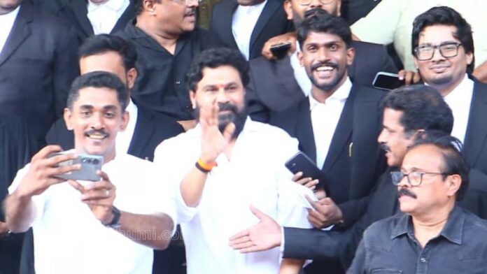 'കേസിന് പിന്നില്‍ ഉയര്‍ന്ന പോലീസ് ഉദ്യോഗസ്ഥയും ക്രിമിനല്‍ പോലീസ് സംഘവും'; ഗുരുതര ആരോപണവുമായി ദിലീപ്