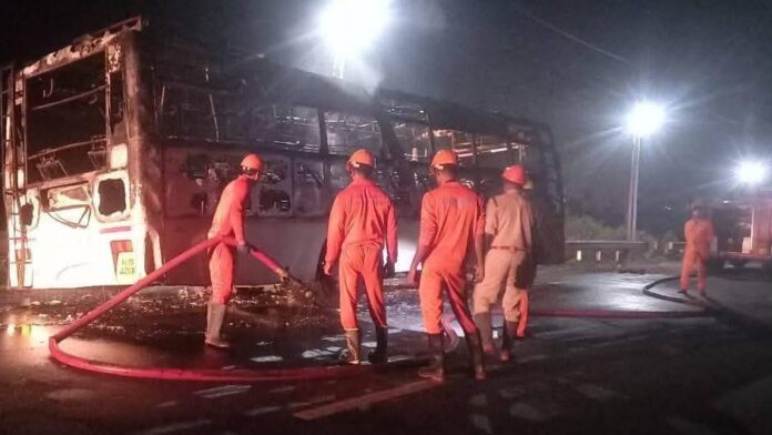 കെഎസ്ആർടിസിയുടെ ഗവി വിനോദയാത്രാ ബസ് ഓട്ടത്തിനിടെ കത്തിനശിച്ചു; ആർക്കും പരിക്കില്ല, സംഭവം കോട്ടയത്ത്