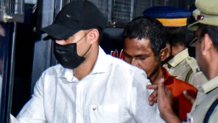 അതിജീവിതയുടെ പേര് വെളിപ്പെടുത്തുന്ന മാർട്ടിൻ ആന്റണിയുടെ വീഡിയോ; പ്രചരിപ്പിക്കുന്നവർക്കെതിരേ കേസെടുക്കും അതിജീവിതയുടെ പേര് വെളിപ്പെടുത്തുന്ന മാർട്ടിൻ ആന്റണിയുടെ വീഡിയോ; പ്രചരിപ്പിക്കുന്നവർക്കെതിരേ കേസെടുക്കും