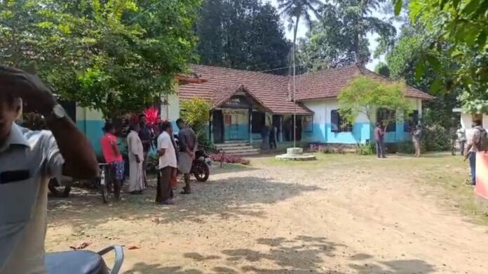 കോട്ടയത്ത് അധ്യാപികയെ ഭർത്താവ് സ്കൂളിൽ കയറി അക്രമിച്ചു; കഴുത്തിൽ കത്തികൊണ്ട് മുറിവേൽപ്പിച്ചു കോട്ടയത്ത് അധ്യാപികയെ ഭർത്താവ് സ്കൂളിൽ കയറി അക്രമിച്ചു; കഴുത്തിൽ കത്തികൊണ്ട് മുറിവേൽപ്പിച്ചു