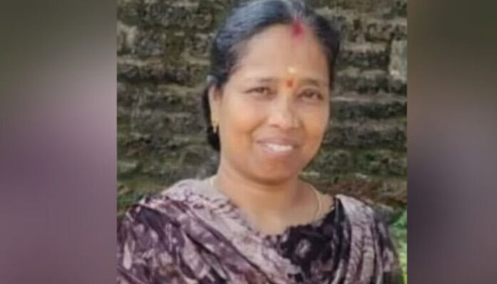 റോഡിലെ കുഴിയില് ചാടിയ ബൈക്ക് നിയന്ത്രണംവിട്ട് മറിഞ്ഞു; മകനൊപ്പം യാത്രചെയ്യവേ അമ്മ റോഡിലേക്ക് തെറിച്ചുവീണ് ദാരുണാന്ത്യം റോഡിലെ കുഴിയില് ചാടിയ ബൈക്ക് നിയന്ത്രണംവിട്ട് മറിഞ്ഞു; മകനൊപ്പം യാത്രചെയ്യവേ അമ്മ റോഡിലേക്ക് തെറിച്ചുവീണ് ദാരുണാന്ത്യം