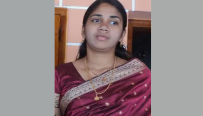 മകളെ ആശുപത്രിയിൽ കാണിച്ച് വീട്ടിലേക്ക് മടക്കം; പിന്നാലെ അമിത വേഗത്തിലെത്തിയ കാർ ഇടിച്ച് സ്‌കൂട്ടർ യാത്രക്കാരിയായ വീട്ടമ്മയ്ക്ക് ദാരുണാന്ത്യം; കുട്ടികൾക്ക് പരിക്ക്; നടുക്കം മാറാതെ പ്രദേശം