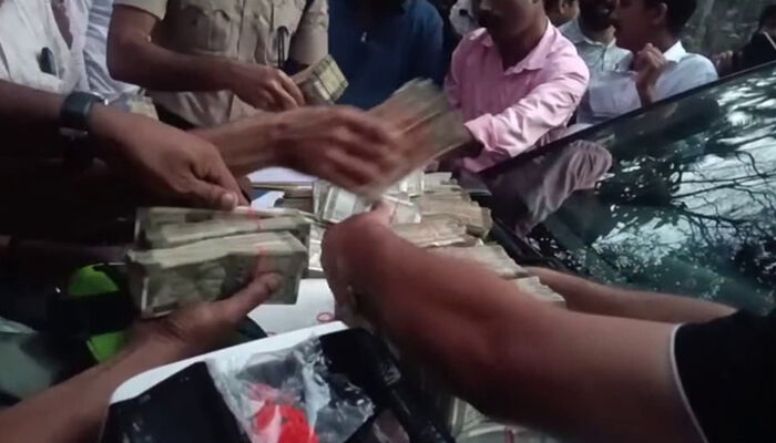 കാറിന്റെ സീറ്റിനടിയിലെ രഹസ്യ അറയില്‍ സൂക്ഷിച്ചത് 73 ലക്ഷം രൂപ; രേഖകളില്ലാത്ത പണവുമായി കൊടുവള്ളി സ്വദേശികള്‍ പിടിയില്‍