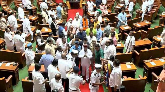 കർണാടകയിലും നാടകീയത; പ്രസംഗം വെട്ടിച്ചുരുക്കി ഗവർണർ ഇറങ്ങി, തടയാൻ ശ്രമിച്ച് കോൺഗ്രസ് MLAമാർ