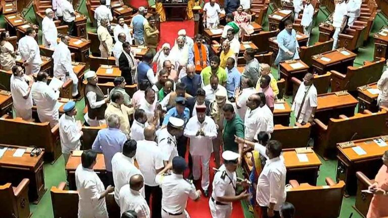 കർണാടകയിലും നാടകീയത; പ്രസംഗം വെട്ടിച്ചുരുക്കി ഗവർണർ ഇറങ്ങി, തടയാൻ ശ്രമിച്ച് കോൺഗ്രസ് MLAമാർ