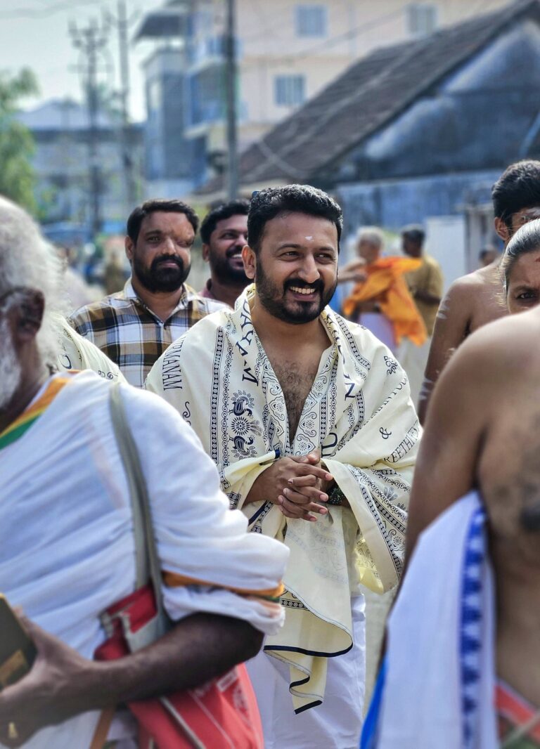 വനിത പൊലീസടക്കം എട്ടംഗ സംഘം എത്തിയത് അതീവ രഹസ്യമായി; ഹോട്ടൽ മുറിയിൽ നിന്ന് പുറത്തിറങ്ങാതെ രാഹുൽ, ഒടുവിൽ വഴങ്ങി