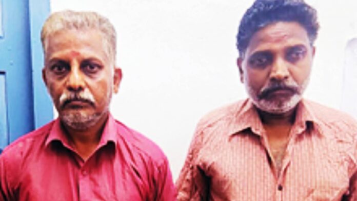 ശബരിമല ഭണ്ഡാരത്തിൽനിന്ന് വിദേശകറൻസിയടക്കം വായ്ക്കുള്ളിലാക്കി കടത്തി; രണ്ട് ദേവസ്വം ജീവനക്കാർ പിടിയിൽ