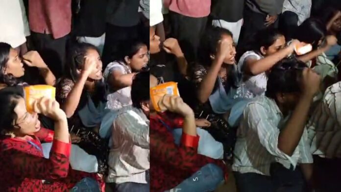 മോശം പരാമര്‍ശം നടത്തിയ അധ്യാപകനെ സസ്പെന്‍ഡ് ചെയ്യണം; സാനിറ്ററി നാപ്കിനുകള്‍ ഉയര്‍ത്തിപ്പിടിച്ച് തുമ്പ കോളേജിൽ പ്രതിഷേധ സമരം