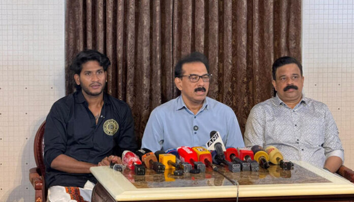 കോണ്‍ഗ്രസിനെ കൈവിട്ട് അഖില്‍ മാരാര്‍ ട്വന്റി 20യില്‍; 'ഞാന്‍ പോണോ വേണ്ടയോ എന്ന് ചിന്തിക്കേണ്ടത് കോണ്‍ഗ്രസായിരുന്നു': വി.ഡി.സതീശനെ വെല്ലുവിളിച്ച് സാബു ജേക്കബിന്റെ തണലില്‍ ബിഗ് ബോസ് ജേതാവ്; കൊട്ടാരക്കരയില്‍ എന്‍ഡിഎ സ്ഥാനാര്‍ത്ഥിയായി മാരാര്‍ വന്നാല്‍ കളി മാറുമോ?