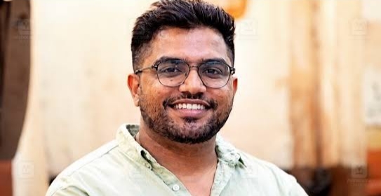 നാട്ടിലേക്കുള്ള വിമാനയാത്രയ്ക്കിടെ കുഴഞ്ഞുവീണു; കണ്ണൂരില്‍ വിമാനം അടിയന്തരമായി ഇറക്കിയിട്ടും രക്ഷിക്കാനായില്ല;  ഭാര്യയുടെയും മകളുടെയും മുന്നില്‍ പ്രവാസി മലയാളി മരിച്ചു